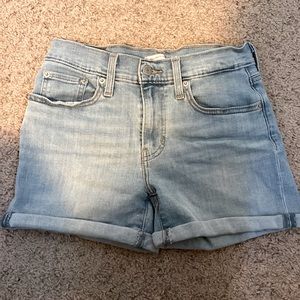 ||Levi’s|| Light Wash Mid Length Denim Shorts // size 27